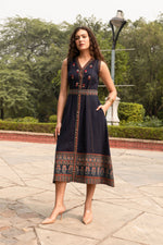 Load image into Gallery viewer, Mallika-e-Sheesh Poshakh