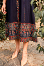 Load image into Gallery viewer, Mallika-e-Sheesh Poshakh